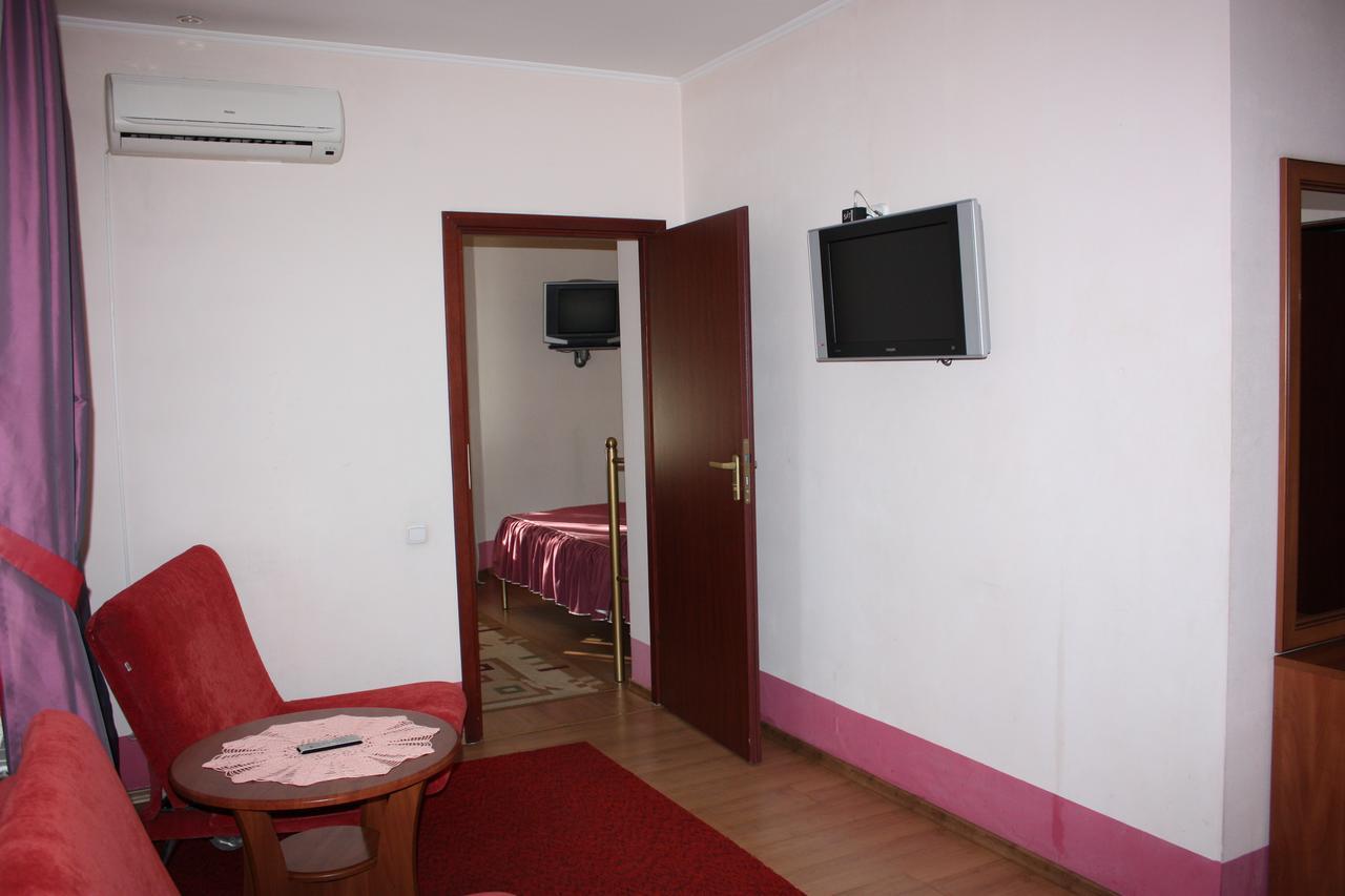 Hotel Gostynnyi Dvir Bucha Phòng bức ảnh